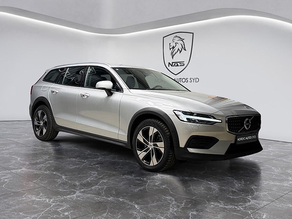 Volvo V60 Cross Country 7 of 23
