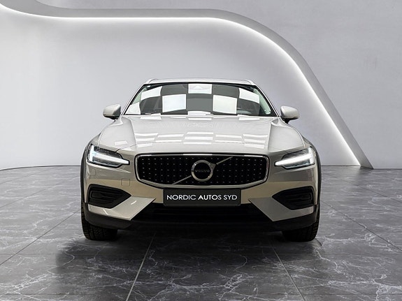 Volvo V60 Cross Country 8 of 23