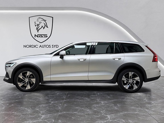 Volvo V60 Cross Country 2 of 23