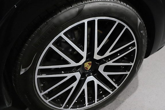 Porsche Cayenne 9 of 22