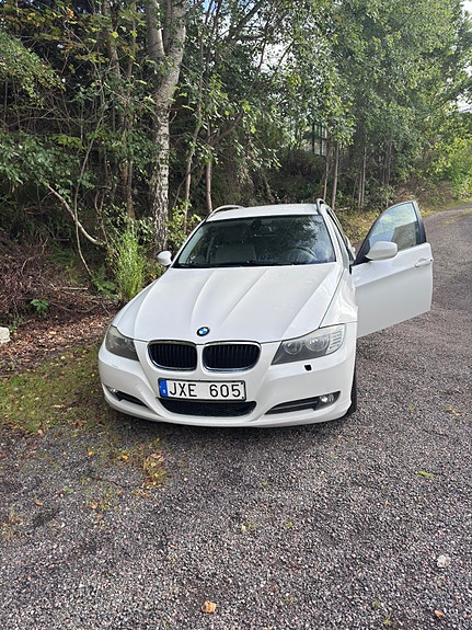 BMW 320i 3 of 13