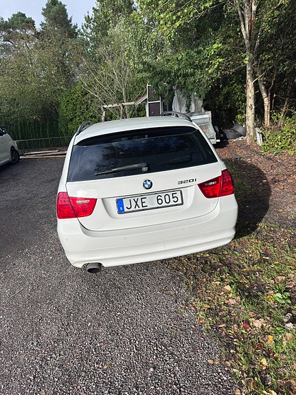 BMW 320i 4 of 13