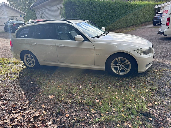 BMW 320i 2 of 13