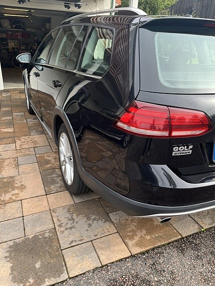 Volkswagen Golf Alltrack 2 of 4