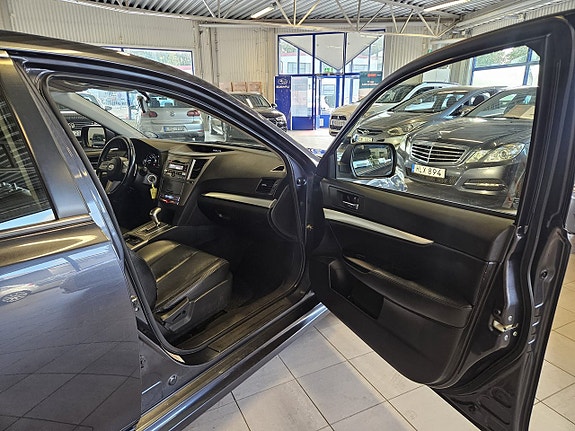 Subaru Legacy 4 of 9