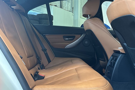 BMW 330e 11 of 16