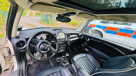MINI Cooper S 5 of 7