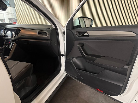 Volkswagen T-Roc 21 of 25