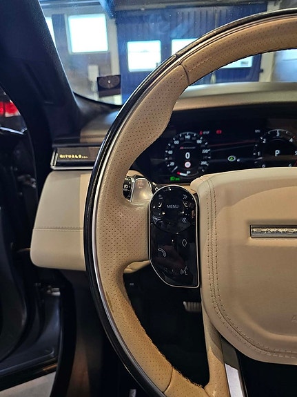 Land Rover Range Rover Velar 14 of 28