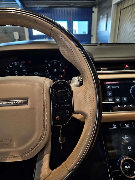 Land Rover Range Rover Velar 15 of 28