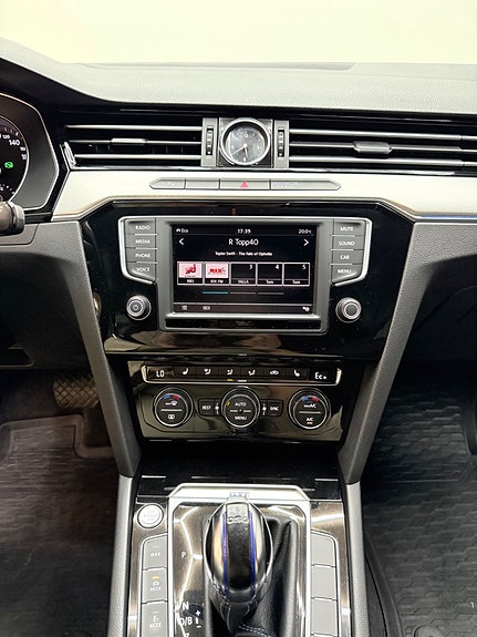 Volkswagen Passat 9 of 13