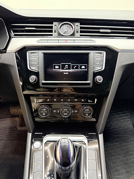 Volkswagen Passat 12 of 13