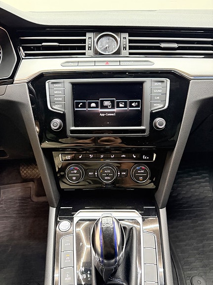 Volkswagen Passat 11 of 13