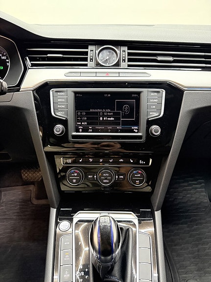 Volkswagen Passat 10 of 13