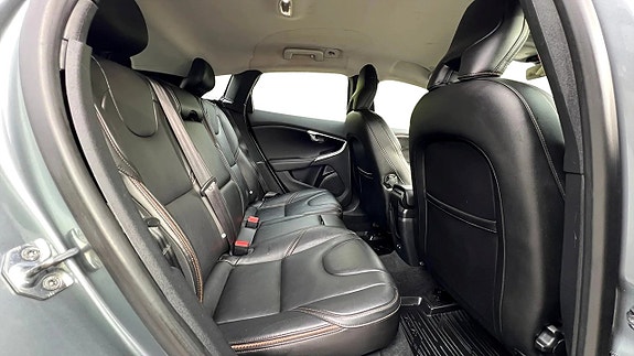 Volvo V40 Cross Country 14 of 24