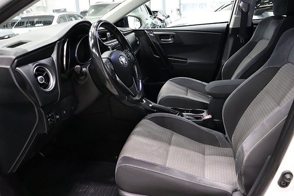 Toyota Auris 7 of 24