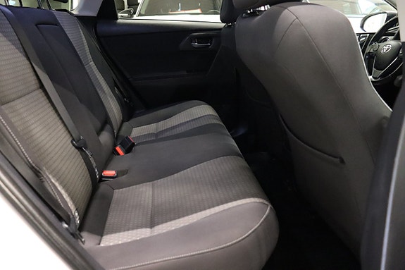 Toyota Auris 10 of 24