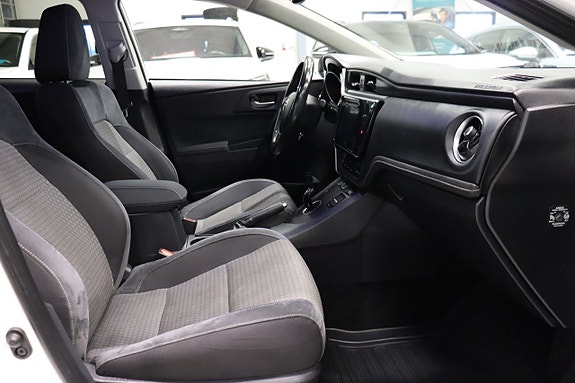 Toyota Auris 8 of 24