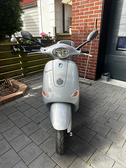 Piaggio Vespa ET4 125 3 of 7