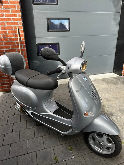 Piaggio Vespa ET4 125 4 of 7