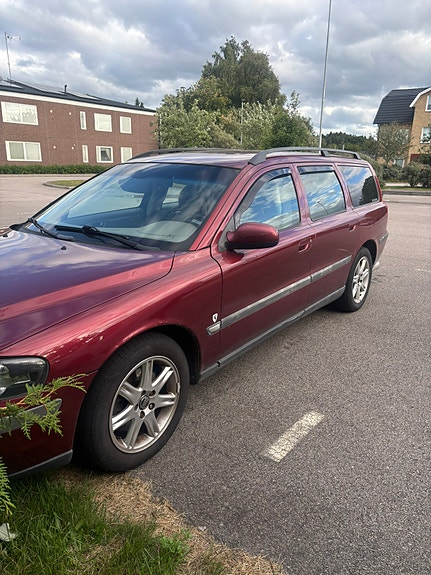 Volvo V70 2 of 3