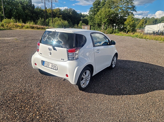 Toyota IQ 2 of 5