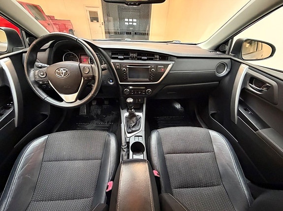 Toyota Auris 7 of 10