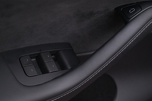Tesla Model Y 10 of 27