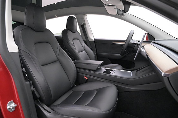 Tesla Model Y 12 of 27
