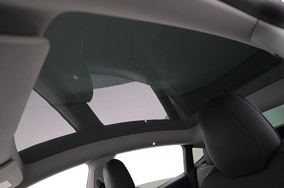 Tesla Model Y 25 of 27