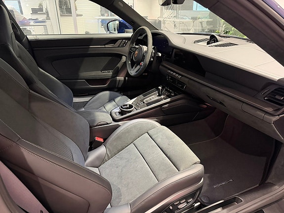Porsche 911 Carrera 4 GTS 9 of 24