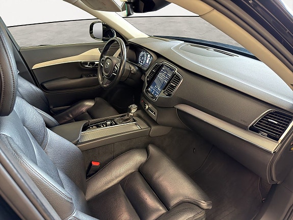 Volvo XC90 18 of 26