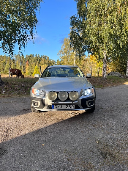 Volvo XC70 2 of 10