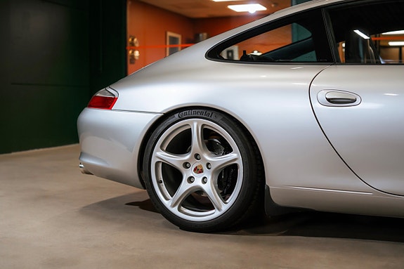 Porsche 911 Carrera 9 of 29