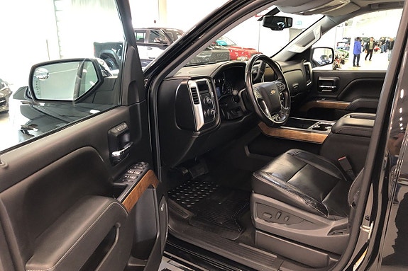 Chevrolet Silverado EV 7 of 10