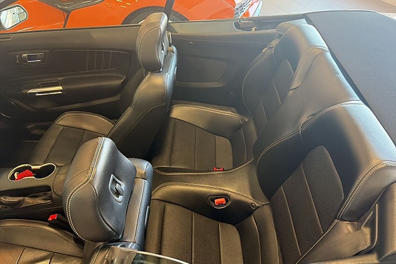 Ford Mustang 9 of 12