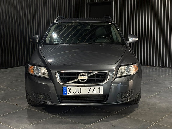 Volvo V50 2 of 17