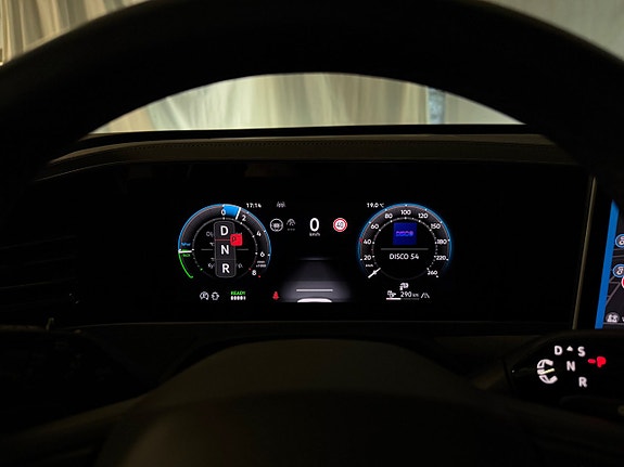 Volkswagen Passat 24 of 25