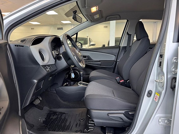 Toyota Yaris 7 of 16
