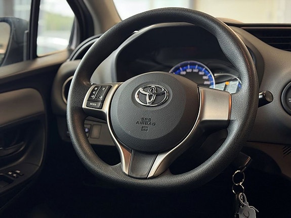 Toyota Yaris 10 of 16