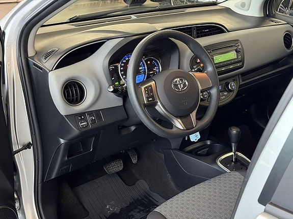 Toyota Yaris 8 of 16