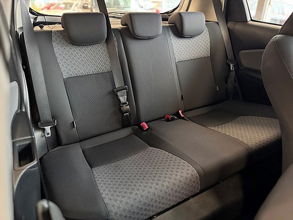 Toyota Yaris 12 of 16