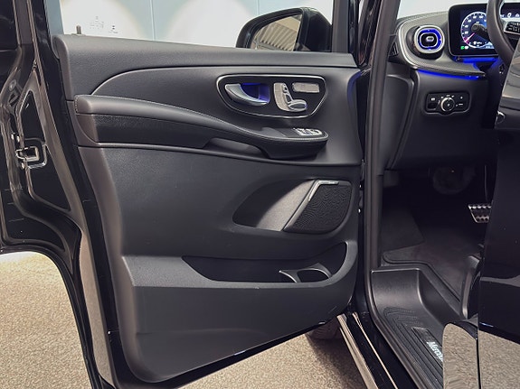 Mercedes-Benz V300 8 of 30