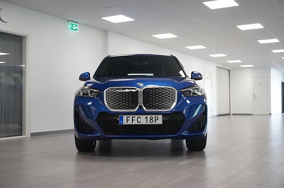 BMW iX1 4 of 19