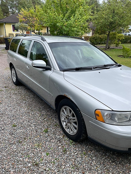 Volvo V70 2 of 8