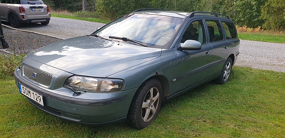 Volvo V70 2 of 6