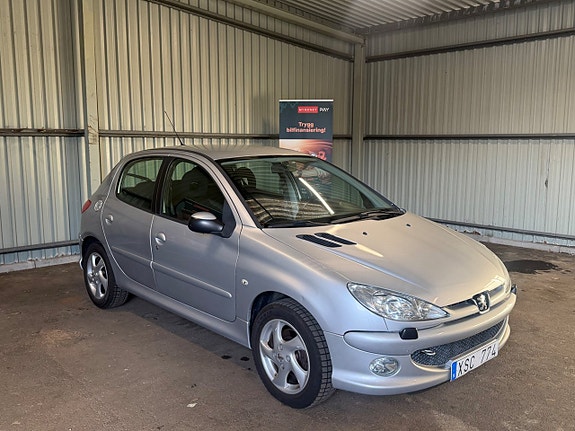 Peugeot 206 2 of 12