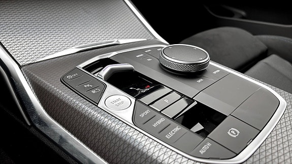 BMW 330e 15 of 17