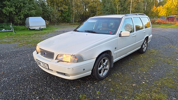 Volvo V70 2 of 10