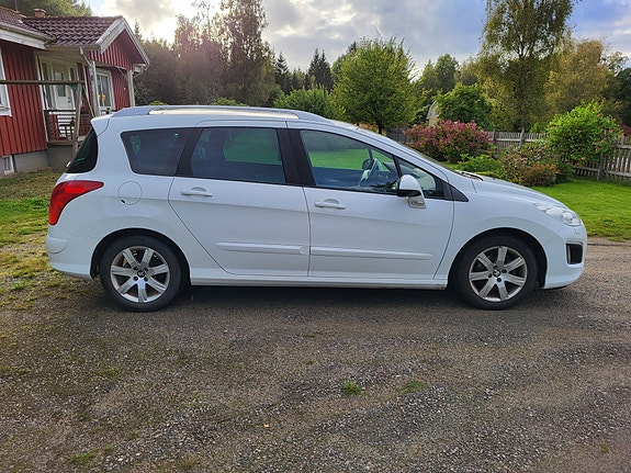 Peugeot 308 SW 4 of 10